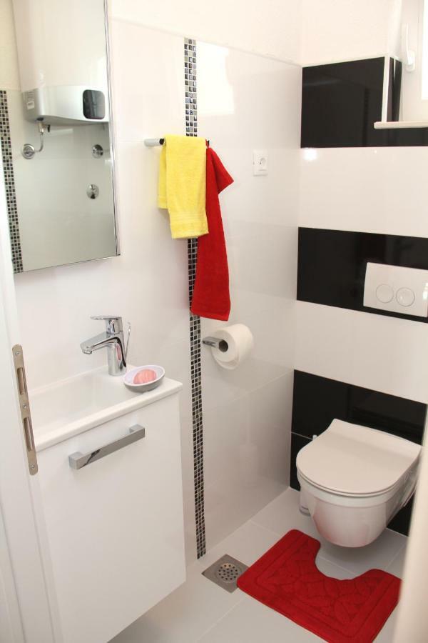 Apartmani Corleone Bilice Exteriör bild