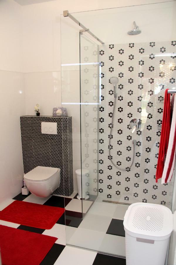 Apartmani Corleone Bilice Exteriör bild