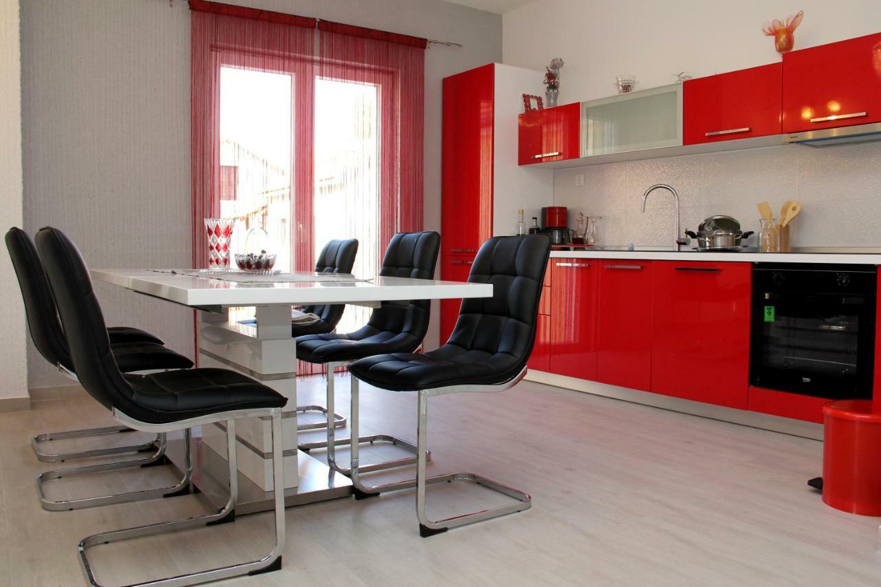 Apartmani Corleone Bilice Exteriör bild