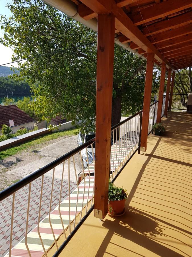 Apartmani Corleone Bilice Exteriör bild